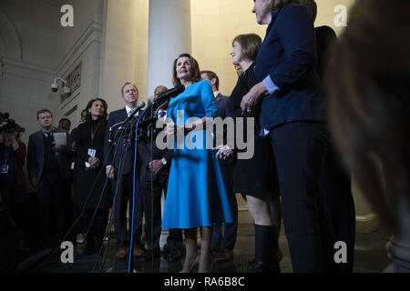 Washington, District de Columbia, Etats-Unis. 28 Nov, 2018. Chef de la minorité de la Chambre Nancy Pelosi, démocrate de Californie, parle avec des journalistes à l'United States Capitol à Washington, DC Le 28 novembre 2018. Crédit : Alex Edelman/ZUMA/Alamy Fil Live News Banque D'Images