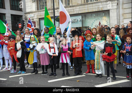 Enfants vu acclamer jusqu'au cours du défilé du Nouvel An. Groupes de danseurs, voitures, motos et autour de 8 000 interprètes ont pris part. Banque D'Images