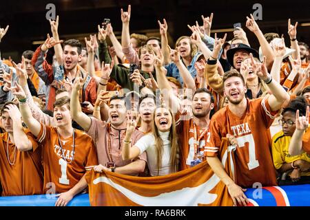 New Orleans, USA. 1er janvier 2019. Texas fans lors d'Allstate Sugar Bowl NCAA College Football Bowl match entre la Géorgie et au Texas, le mardi 1 janvier 2019 à la Mercedes-Benz Superdome de New Orleans, LA. Jacob Kupferman/CSM Crédit : Cal Sport Media/Alamy Live News Banque D'Images