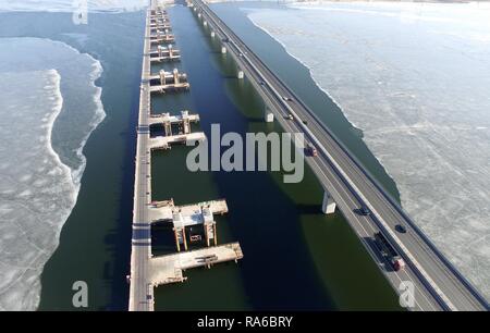 (190102) -- BEIJING, 2 janvier 2019 (Xinhua) -- photo aérienne prise le 14 février 2017 montre la sous-construction du pont ferroviaire à grande vitesse Jingzhang à travers le réservoir de Guanting à Huailai Comté de Zhangjiakou Ville, Province de Hebei en Chine du nord. Le 18e Comité central du Parti communiste chinois (PCC) s'est tenue la troisième session plénière en novembre 2013. Au cours des cinq années écoulées depuis lors, la Chine la réforme de l'élan avait été particulièrement forte que le PCC a décidé d'avancer la réforme dans tous les aspects de la réunion. Depuis la troisième session plénière, le président chinois Xi Jinping a présidé la vo Banque D'Images