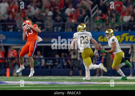 29 décembre 2018 - Arlington, Texas, États-Unis - 29 décembre 2018 - Arlington, Texas, États-Unis - Clemson Tigers wide receiver Hunter Renfrow (13) capture un laissez-passer dans la demi-finale des séries éliminatoires de football collégial à la Goodyear Cotton Bowl Classic entre les Notre Dame Fighting Irish et le Clemson Tigers à AT&T Stadium, à Arlington au Texas. Clemson a gagné 30-3 à l'avance pour le match de championnat de national. (Crédit Image : © Adam Lacy/Zuma sur le fil) Banque D'Images