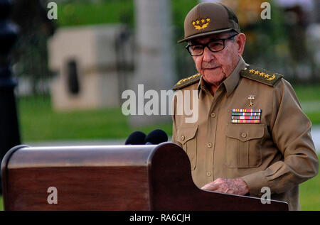 (190102) -- LA HAVANE, 2 janvier 2019 (Xinhua) -- Raul Castro, premier secrétaire du Comité central du Parti communiste cubain prononce un discours lors d'une cérémonie marquant le 60e anniversaire de la victoire de la révolution cubaine au cimetière Santa Ifigenia à Santiago de Cuba, Cuba, le 1 er janvier 2019. Raul Castro a réaffirmé mardi la volonté de son pays de coexister en paix avec les États-Unis en dépit de leurs divergences politiques. "Nous avons la volonté de coexister dans un monde civilisé, pacifique, respectueuse et mutuellement bénéfique avec les États-Unis, a déclaré Castro' ici à une cérémonie marquant Banque D'Images