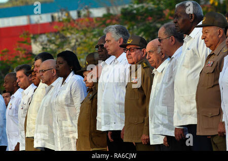 (190102) -- LA HAVANE, 2 janvier 2019 (Xinhua) -- Raul Castro (5e R), premier secrétaire du Comité central du Parti Communiste de Cuba et président cubain, Miguel Diaz-Canel (6e R) assister à une cérémonie marquant le 60e anniversaire de la victoire de la révolution cubaine au cimetière Santa Ifigenia à Santiago de Cuba, Cuba, le 1 er janvier 2019. Raul Castro a réaffirmé mardi la volonté de son pays de coexister en paix avec les États-Unis en dépit de leurs divergences politiques. "Nous avons la volonté de coexister dans un monde civilisé, pacifique, respectueuse et mutuellement bénéfique avec les États-Unis, Banque D'Images