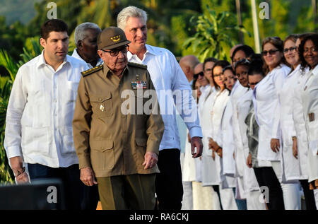 (190102) -- LA HAVANE, 2 janvier 2019 (Xinhua) -- Raul Castro avant (C), premier secrétaire du Comité central du Parti Communiste de Cuba et président cubain, Miguel Diaz-Canel (4L) assister à une cérémonie marquant le 60e anniversaire de la victoire de la révolution cubaine au cimetière Santa Ifigenia à Santiago de Cuba, Cuba, le 1 er janvier 2019. Raul Castro a réaffirmé mardi la volonté de son pays de coexister en paix avec les États-Unis en dépit de leurs divergences politiques. "Nous avons la volonté de coexister dans un monde civilisé, pacifique, respectueuse et mutuellement bénéfique avec les États-Unis Banque D'Images