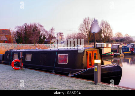 Rufford, Lancashire. 02 Jan, 2019. Météo britannique. Fumeurs cheminée sur un froid glacial et brumeux, pour commencer la journée. un matin froid pour les résidents, qui ont choisi de vivre la vie à flot. St Mary's marina abrite de nombreux plaisanciers saisonniers et à long terme ainsi que des canards. Avec 100 mouillages pour bateaux jusqu'à 60 pieds de longueur, il peut accueillir à la fois étroite et large faisceau et canal bateaux de croisières. Indicateur/AlamyLiveNews : crédit. Credit : MediaWorldImages/Alamy Live News Banque D'Images