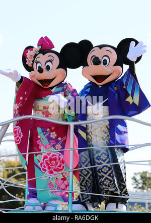 Urayasu, au Japon. 1er janvier 2019. Personnages de Disney Mickey et Minnie Mouse vêtus de robes kimono traditionnelle, accueillir les clients à partir d'un parc à thème au cours de l'équilibrage annuel du défilé du Nouvel An au Tokyo Disneyland à Urayasu, suburban Tokyo le mardi, Janvier 1, 2019. Credit : Yoshio Tsunoda/AFLO/Alamy Live News Banque D'Images