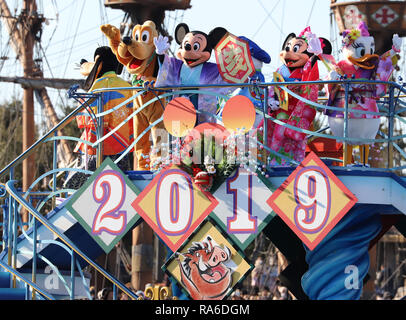 Urayasu, au Japon. 1er janvier 2019. Mickey, Minnie et les personnages Disney vêtus de robes kimono traditionnel, accueillir les clients à partir d'un navire dans le parc à thème annuel du défilé du Nouvel An à la Tokyo DisneySea à Urayasu, suburban Tokyo le mardi, Janvier 1, 2019. Credit : Yoshio Tsunoda/AFLO/Alamy Live News Banque D'Images