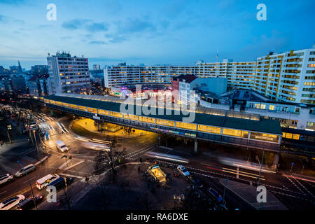 Berlin, Allemagne. Dec 18, 2018. La Kottbusser Tor peut être vu au crépuscule (photo avec exposition longue). À Berlin, le nom d'un lieu est la réplique d'un ville de Brandebourg, mais c'est écrit différemment. (Dpa-KORR 'C ou K ? Ce que la Kottbusser porte a à voir avec Cottbus' à partir de 02.01.2019) Crédit : Christoph Soeder/dpa/Alamy Live News Banque D'Images