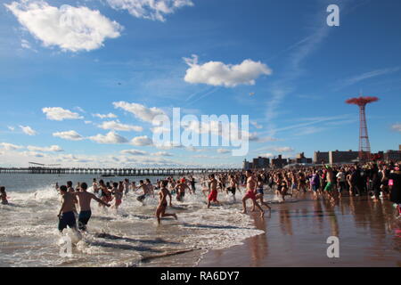 New York, USA. 06Th Jan, 2019. Plusieurs milliers de personnes dans l'océan Atlantique à froid lors de la traditionnelle baignade du Nouvel An sur la plage en face de l'Coney Island amusement park dans le quartier de Brooklyn. Chaque année, des milliers de personnes prennent part à la soi-disant de l'ours polaire. Credit : Christina Horsten/dpa/Alamy Live News Banque D'Images