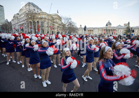 Londres, Royaume-Uni. 1er janvier 2019. Les membres de l'équipe universitaire de Spirit of Cheerleaders américaines participant à l'assemblée annuelle de Londres New Years Day Parade. Crédit : Kevin J. Frost/Alamy Live News Banque D'Images