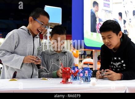 (190102) -- BEIJING, 2 janvier 2019 (Xinhua) -- Les élèves manipuler des robots auto-assemblées à l'Adolescent Shanghai Science and Technology Museum de district de Dongcheng Beijing, capitale de la Chine, 24 novembre 2018. La Chine Les écoles primaires et secondaires ont été instamment invités à améliorer l'éducation pour tous les étudiants de développement, selon une directive émise par les autorités. Publié conjointement par le ministère de l'éducation et huit autres organismes, la circulaire demandé aux écoles d'offrir des cours qui sont en accord avec le programme national en termes de quantité et de qualité. L'amélioration de cours" Banque D'Images