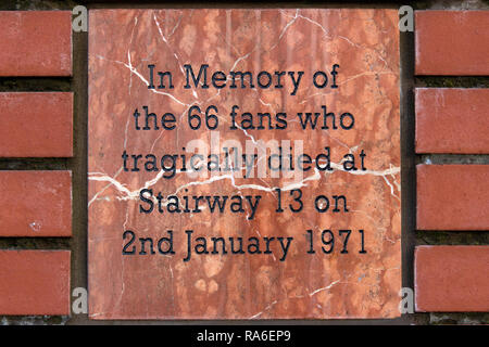 Glasgow, Ecosse, Royaume-Uni. 2 Jan, 2019. C'est aujourd'hui le 48e anniversaire de la catastrophe de l'Ibrox 2 janvier 1971, lorsque 66 fans est mort dans un écrasement sur escalier 13, après une ancienne entreprise Derby entre les Rangers et le Celtic. Tributs floraux ont été laissés au mémorial à Ibrox Stadium, à l'angle de la Copland Road et Bill Struth est, qui dispose d'une statue de John Greig (capitaine des Rangers sur la journée), une plaque, et une brique pour chacun de ceux qui ont perdu la vie. Credit : Iain McGuinness/Alamy Live News Banque D'Images