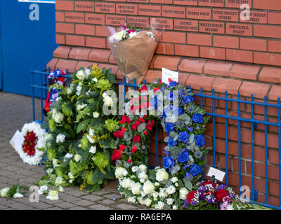 Glasgow, Ecosse, Royaume-Uni. 2 Jan, 2019. C'est aujourd'hui le 48e anniversaire de la catastrophe de l'Ibrox 2 janvier 1971, lorsque 66 fans est mort dans un écrasement sur escalier 13, après une ancienne entreprise Derby entre les Rangers et le Celtic. Tributs floraux ont été laissés au mémorial à Ibrox Stadium, à l'angle de la Copland Road et Bill Struth est, qui dispose d'une statue de John Greig (capitaine des Rangers sur la journée), une plaque, et une brique pour chacun de ceux qui ont perdu la vie. Credit : Iain McGuinness/Alamy Live News Banque D'Images