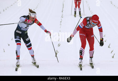 Oberstdorf, Allemagne. 09Th Jan, 2019. Ski nordique/ski de fond : Coupe du monde, Tour de ski, 10 km classique départ en masse, les femmes. Ingvild Flugstad Oestberg (l) à partir de la Norvège gagne à l'arrivée de l'avant de Natalia Neprjajewa (r) à partir de la Russie. Credit : Karl-Josef Opim/dpa/Alamy Live News Banque D'Images