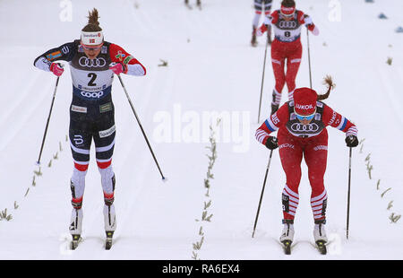 Oberstdorf, Allemagne. 09Th Jan, 2019. Ski nordique/ski de fond : Coupe du monde, Tour de ski, 10 km classique départ en masse, les femmes. Ingvild Flugstad Oestberg (l) à partir de la Norvège gagne à l'arrivée de l'avant de Natalia Neprjajewa (r) à partir de la Russie. Credit : Karl-Josef Opim/dpa/Alamy Live News Banque D'Images