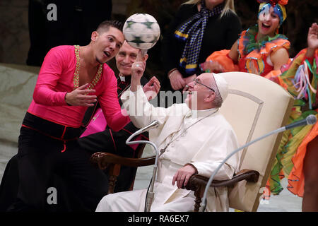 La cité du Vatican. 2 Jan, 2019. (Saint-siège) LE PAPE FRANÇOIS duringnhis theCircus avec Audience Générale mercredi de Cuba dans l'Aula Paul VI au Vatican. Image Crédit : © Evandro Inetti via Zuma sur le fil) Credit : Evandro Inetti/ZUMA/Alamy Fil Live News Banque D'Images