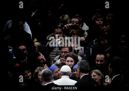 La cité du Vatican. 2 Jan, 2019. (Saint-siège) LE PAPE FRANÇOIS duringnhis theCircus avec Audience Générale mercredi de Cuba dans l'Aula Paul VI au Vatican. Image Crédit : © Evandro Inetti via Zuma sur le fil) Credit : Evandro Inetti/ZUMA/Alamy Fil Live News Banque D'Images