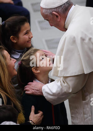 La cité du Vatican. 2 Jan, 2019. (Saint-siège) LE PAPE FRANÇOIS duringnhis theCircus avec Audience Générale mercredi de Cuba dans l'Aula Paul VI au Vatican. Image Crédit : © Evandro Inetti via Zuma sur le fil) Credit : Evandro Inetti/ZUMA/Alamy Fil Live News Banque D'Images