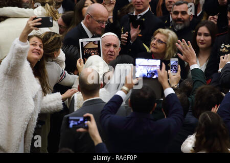 La cité du Vatican. 2 Jan, 2019. (Saint-siège) LE PAPE FRANÇOIS duringnhis theCircus avec Audience Générale mercredi de Cuba dans l'Aula Paul VI au Vatican. Image Crédit : © Evandro Inetti via Zuma sur le fil) Credit : Evandro Inetti/ZUMA/Alamy Fil Live News Banque D'Images