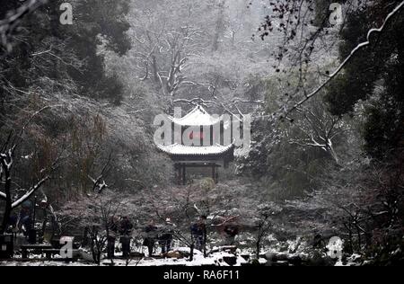 Changsha, Chine, province du Hunan. 2 Jan, 2019. Personnes visitent le pavillon Aiwan dans l'endroit pittoresque montagne Yuelu à Changsha, capitale de la province du Hunan en Chine centrale, le 2 janvier 2019. Crédit : Li Ga/Xinhua/Alamy Live News Banque D'Images