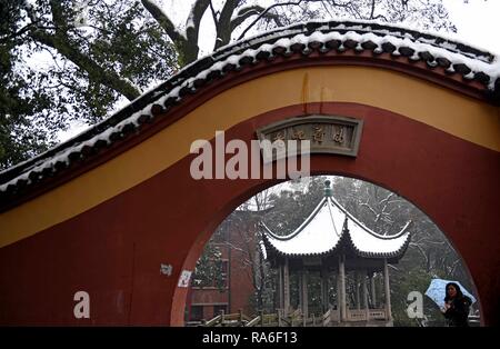 Changsha, Chine, province du Hunan. 2 Jan, 2019. Une femme visite le Chuixiang Pavilion dans Hunan University au pied du Mont Yuelu à Changsha, capitale de la province du Hunan en Chine centrale, le 2 janvier 2019. Crédit : Li Ga/Xinhua/Alamy Live News Banque D'Images