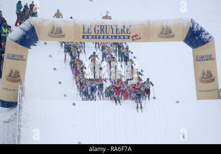 Oberstdorf, Allemagne. 09Th Jan, 2019. Ski nordique/ski de fond : Coupe du monde, Tour de ski, 15 km départ groupé, les hommes classique. Ski de fond dans l'action au départ. Credit : Karl-Josef Opim/dpa/Alamy Live News Banque D'Images