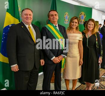 La secrétaire d'État des États-Unis, Mike Pompeo, gauche, et sa femme Susan Pompeo, droite, se tient avec le président brésilien Bolsonaro Jaďr, brésilien et la Première Dame Michelle de Paula Firmo Reinaldo Bolsonaro au cours de la séance inaugurale du 1er janvier 2019 à Brasilia, Brésil. Banque D'Images