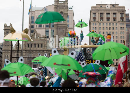 Philadelphie, Pennsylvanie, USA. 1er janvier 2019. Les artistes interprètes ou exécutants participent à la Philadelphia Mummers Parade, une tradition le jour de l'An.Des centaines d'artistes interprètes ou exécutants, des comics et des musiciens se sont réunis pour la 118e Défilé annuel Mummers Philadelphie.L'Assemblée le jour de l'an la tradition rassemble diverses brigades de tous les quartiers de Philadelphie dans l'une des plus anciennes des États-Unis des festivals folkloriques. En plus de costumes colorés, les mimes des sketches et jouer des instruments de musique. Credit : Ellie Van Houtte SOPA/Images/ZUMA/Alamy Fil Live News Banque D'Images