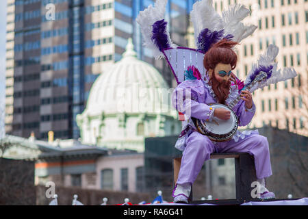 Membre de l'Ferko String Band jouer un instrument de musique pendant la Mummers Parade de Philadelphie. Des centaines d'artistes interprètes ou exécutants, des comics et des musiciens se sont réunis pour la 118e Défilé annuel Mummers Philadelphie.L'Assemblée le jour de l'an la tradition rassemble diverses brigades de tous les quartiers de Philadelphie dans l'une des plus anciennes des États-Unis des festivals folkloriques. En plus de costumes colorés, les mimes des sketches et jouer des instruments de musique. Banque D'Images