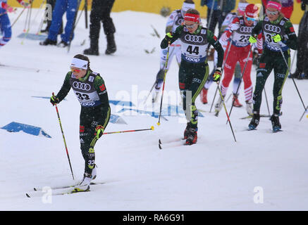 Oberstdorf, Allemagne. 09Th Jan, 2019. Ski nordique/ski de fond : Coupe du monde, Tour de ski, 10 km classique départ en masse, les femmes. Julia Belger (l-r), Pia Fink et Laura Gimmler de l'Allemagne en voiture sur la route. Credit : Karl-Josef Opim/dpa/Alamy Live News Banque D'Images