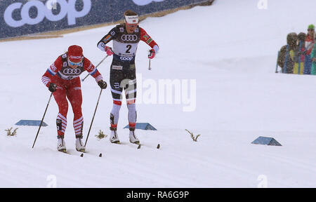 Oberstdorf, Allemagne. 09Th Jan, 2019. Ski nordique/ski de fond : Coupe du monde, Tour de ski, 10 km classique départ en masse, les femmes. Ingvild Flugstad Oestberg (r) à partir de la Norvège et de la Russie Natalia Nepryaeva sur la route Crédit : Karl-Josef Opim/dpa/Alamy Live News Banque D'Images