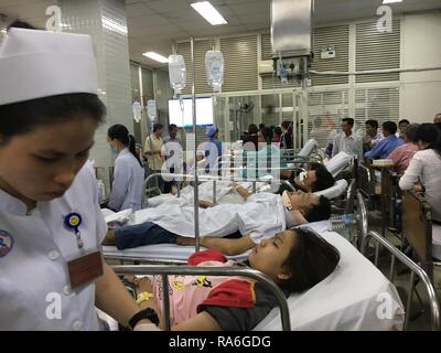 (190102) -- Hanoi, 2 janvier 2019 (Xinhua) -- des personnes blessées dans un accident de la circulation qui s'est passé en province de Long An recevoir un traitement dans un hôpital de Ho Chi Minh Ville dans le sud du Vietnam, le 2 janvier 2019. Un tracteur semi-remorque s'est écrasé dans près de 20 motos, qui s'est arrêté à un feu de circulation au Vietnam du sud de la province de Long An mercredi après-midi, tuant au moins six personnes et en blessant 22 autres, selon des médias locaux. L'accident, impliquant le tracteur et remorque 18 motos sur la route nationale 1A, a tué cinq personnes et blessé 23 autres personnes instantanément, dont l'un est mort à l'hôpital plus tard Banque D'Images