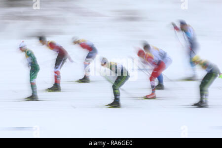 Oberstdorf, Allemagne. 09Th Jan, 2019. Ski nordique/ski de fond : Coupe du monde, Tour de ski, 15 km départ groupé, les hommes classique. Les skieurs de fond traversent la piste de ski de fond dans la neige (longue exposition). Credit : Karl-Josef Opim/dpa/Alamy Live News Banque D'Images