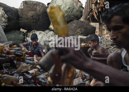 Dhaka, Bangladesh. 2 Jan, 2019. Les ouvriers sont vu travailler dans une usine de recyclage de bouteilles en plastique.De nombreux travailleurs de moins de 18 ans ou le travail des enfants travaillent encore dans de nombreuses usines de recyclage de bouteilles en plastique. La plupart des usines n'entretient pas de bonnes conditions de travail pour l'un de ses ouvriers. Credit : Ziaul Haque Oisharjh SOPA/Images/ZUMA/Alamy Fil Live News Banque D'Images