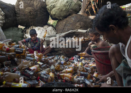 Dhaka, Bangladesh. 2 Jan, 2019. Les ouvriers sont vu travailler dans une usine de recyclage de bouteilles en plastique.De nombreux travailleurs de moins de 18 ans ou le travail des enfants travaillent encore dans de nombreuses usines de recyclage de bouteilles en plastique. La plupart des usines n'entretient pas de bonnes conditions de travail pour l'un de ses ouvriers. Credit : Ziaul Haque Oisharjh SOPA/Images/ZUMA/Alamy Fil Live News Banque D'Images