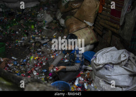 Dhaka, Bangladesh. 2 Jan, 2019. Un ouvrier vu travailler dans une usine de recyclage de bouteilles en plastique.De nombreux travailleurs de moins de 18 ans ou le travail des enfants travaillent encore dans de nombreuses usines de recyclage de bouteilles en plastique. La plupart des usines n'entretient pas de bonnes conditions de travail pour l'un de ses ouvriers. Credit : Ziaul Haque Oisharjh SOPA/Images/ZUMA/Alamy Fil Live News Banque D'Images