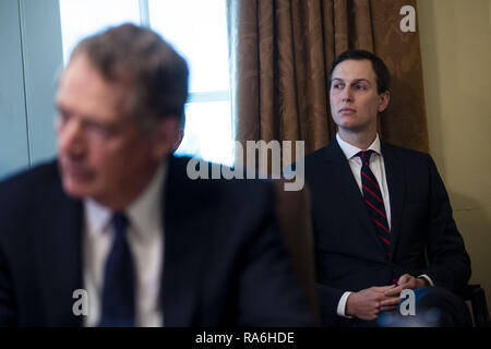 2 janvier 2019 - Washington, District of Columbia, États-Unis - Jared Kushner, premier conseiller de la Maison Blanche, écoute comme le président américain Donald Trump parle lors d'une réunion du cabinet dans la salle du Cabinet de la Maison Blanche, le mercredi, Janvier 2, 2019 à Washington, D.C (crédit Image : © Al Drago/CNP via Zuma sur le fil) Banque D'Images