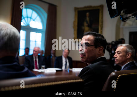 Steven Mnuchin, secrétaire du Trésor américain, écoute comme le président américain Donald Trump parle lors d'une réunion du cabinet dans la salle du Cabinet de la Maison Blanche, le mercredi, Janvier 2, 2019 à Washington, D.C. Crédit : Al Drago / Piscine d'utilisation dans le monde entier via CNP | Banque D'Images