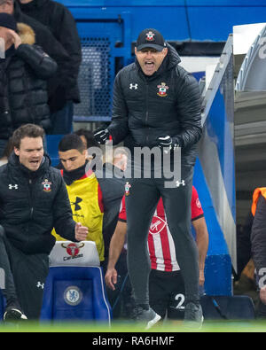 Londres, Royaume-Uni. 2 Jan, 2019. Southampton Manager Ralph Hasenhuttl célèbre sur le coup de sifflet final lors de la Premier League match entre Southampton et Chelsea à Stamford Bridge, Londres, Angleterre le 2 janvier 2019. Usage éditorial uniquement, licence requise pour un usage commercial. Aucune utilisation de pari, de jeux ou d'un seul club/ligue/player publication. Crédit : Andrew Rowland/Alamy Live News Banque D'Images