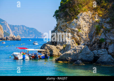 Belle île de Corfou, la baie de Paleokastritsa avec charmante et merveilleuse vue panoramique en Grèce ( Kerkyra) Banque D'Images