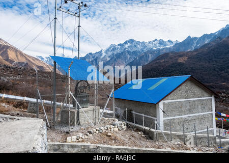 Petite station hydro-électrique à Kjanjin Gompa dans le Langtang, Népal Banque D'Images