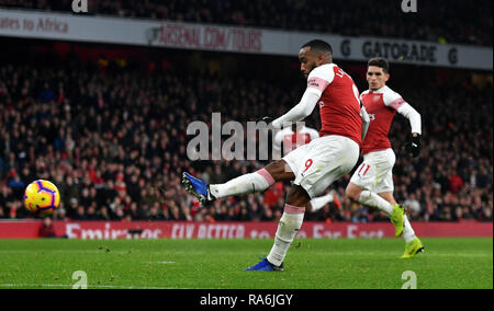 Arsenal de Alexandre Lacazette marque son deuxième but du côté du jeu au cours de la Premier League match à l'Emirates Stadium, Londres. Banque D'Images