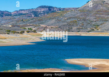 Les niveaux de l'eau à la sécheresse Blue Mesa Reservoir le long de la route US 50 en Californie, entre Montrose et Gunnison. Banque D'Images