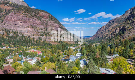 Ouray Colorado donnent sur de l'US 550 Scenic Highway en automne Banque D'Images