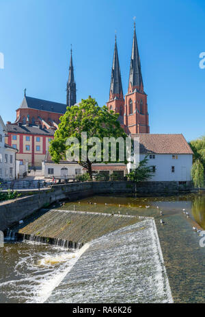 La Cathédrale d'Uppsala (Uppsala domkyrka) vue de la rivière Fyris (Fyrisån), Uppsala, Uppland, Suède Banque D'Images