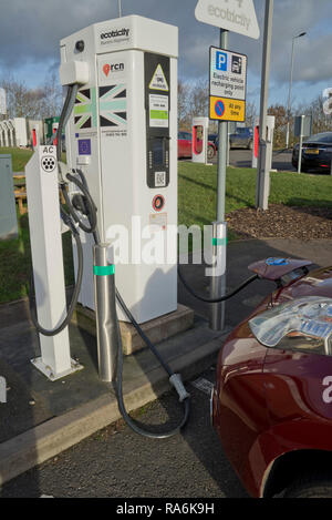 Ecotricity chargeur de voiture électrique machine à la station d'autoroute en Angleterre,UK Banque D'Images