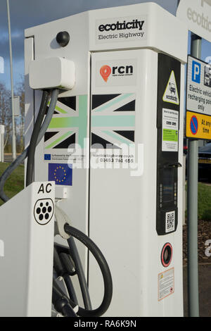 Ecotricity chargeur de voiture électrique machine à la station d'autoroute en Angleterre,UK Banque D'Images