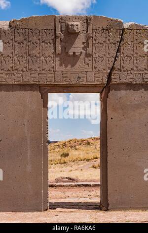 Porte du Soleil avec des chiffres de la période pré-Inca, Tihuanaku, Tiawanacu, Tiahuanaco, La Paz, Bolivie Banque D'Images