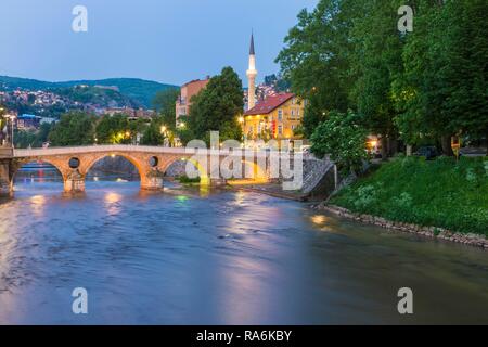 Amérique pont sur la rivière Miljacka au coucher du soleil, Sarajevo, Bosnie et Herzégovine Banque D'Images