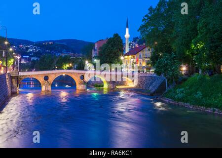 Amérique pont sur la rivière Miljacka au coucher du soleil, Sarajevo, Bosnie et Herzégovine Banque D'Images